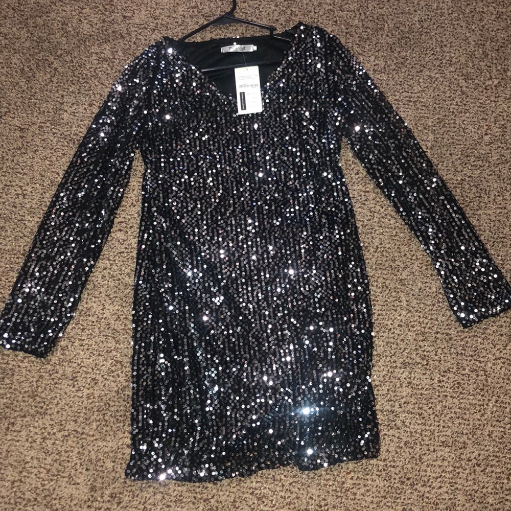 Meaeor dress size L (NEVER WORE) runs small